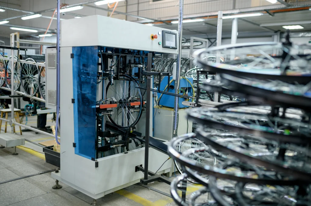 Interior de um painel de controle industrial com fiação complexa